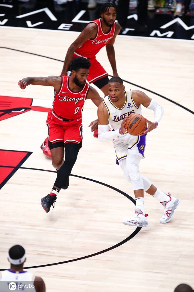 北京队横扫湖人,德罗赞带队取胜 北京队横扫湖人,德罗赞带队取胜