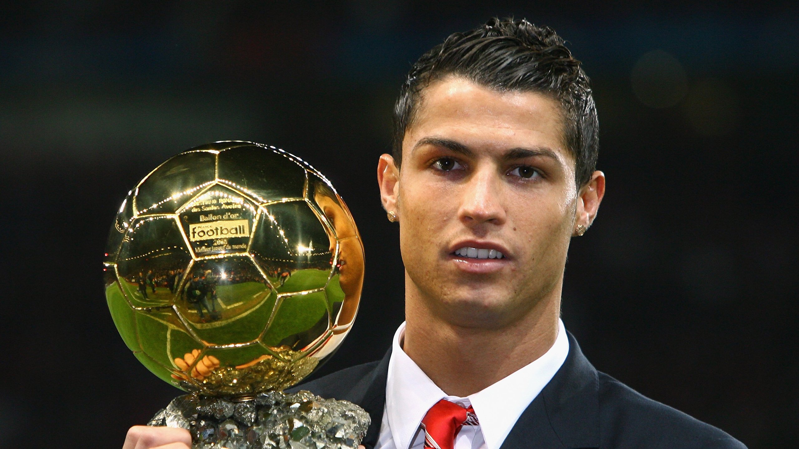 爱游戏-欧冠决赛之夜，拉文个人能力完全展现，当绝境成为英雄的画布